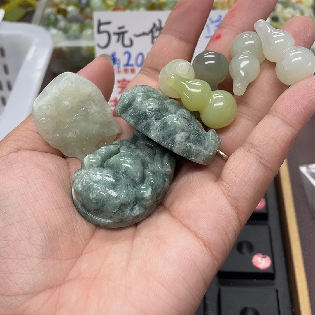 蛇纹石玉未镶嵌颈饰