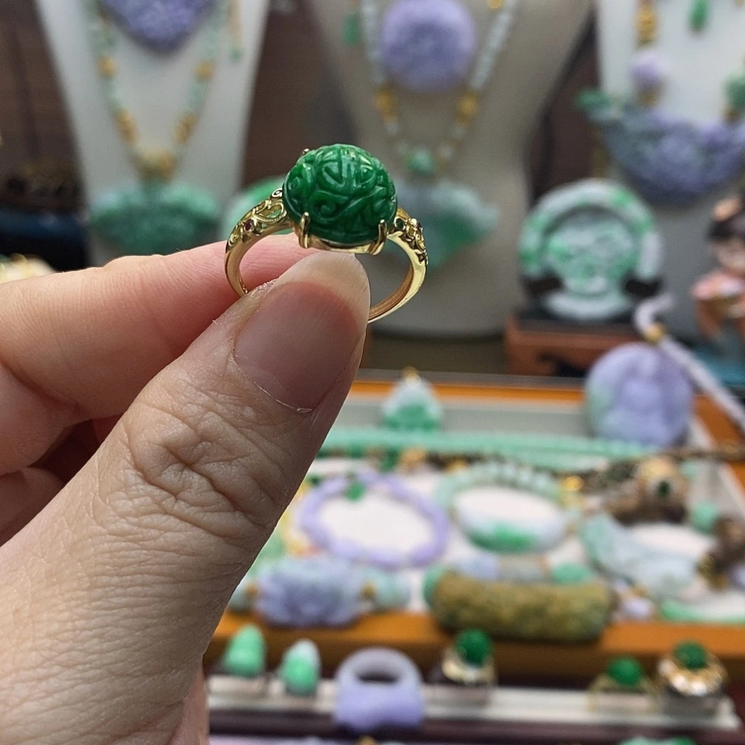 翡翠未镶嵌颈饰戒指