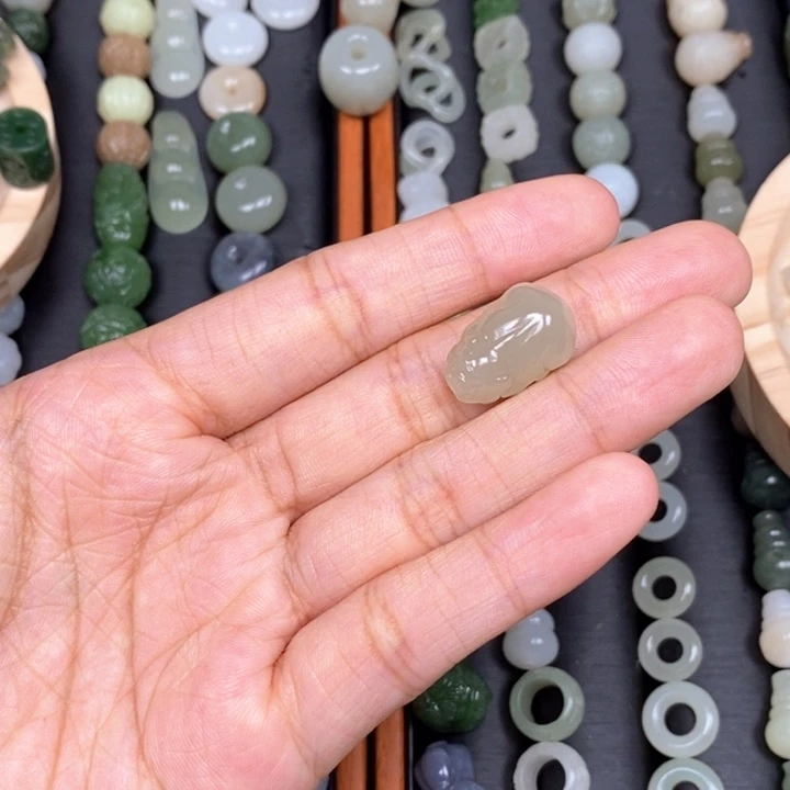 M***t和田玉未镶嵌颈饰