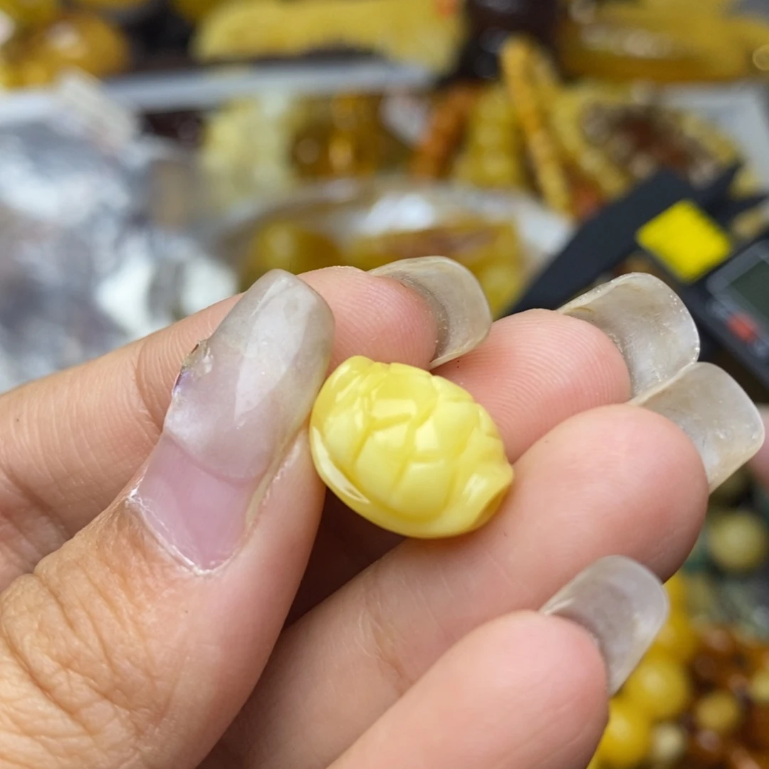 未镶嵌琥珀珠宝奇石