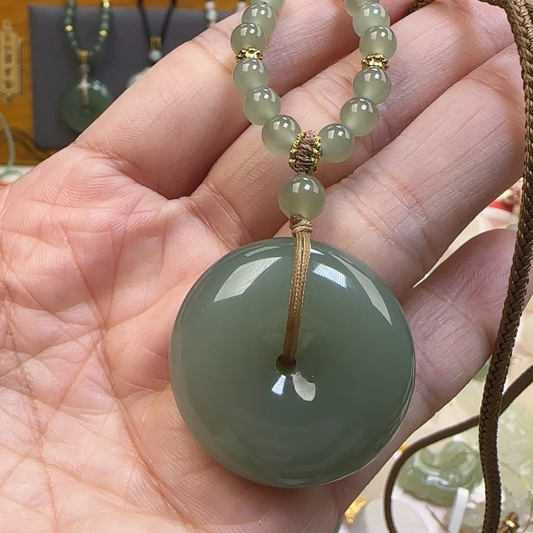 生***动和田玉未镶嵌颈饰