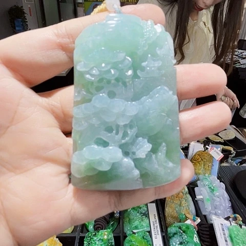 翡翠未镶嵌颈饰一个