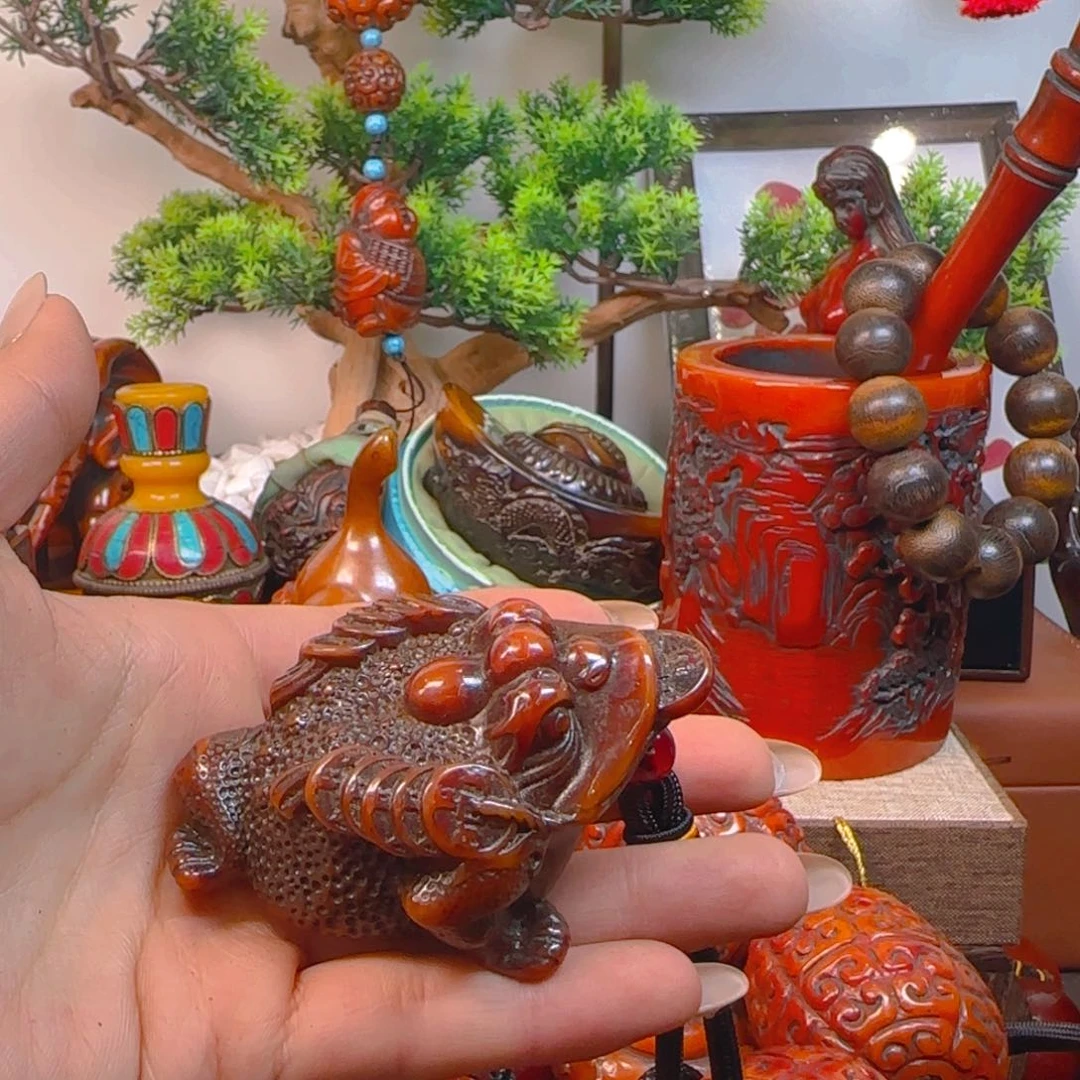 琥珀裸石未镶嵌金蝉