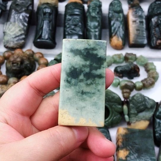 未镶嵌岫岩河磨玉（透闪石质玉）挂件