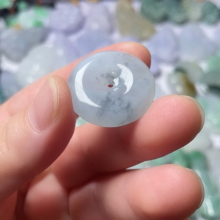 翡翠未镶嵌颈饰平安扣