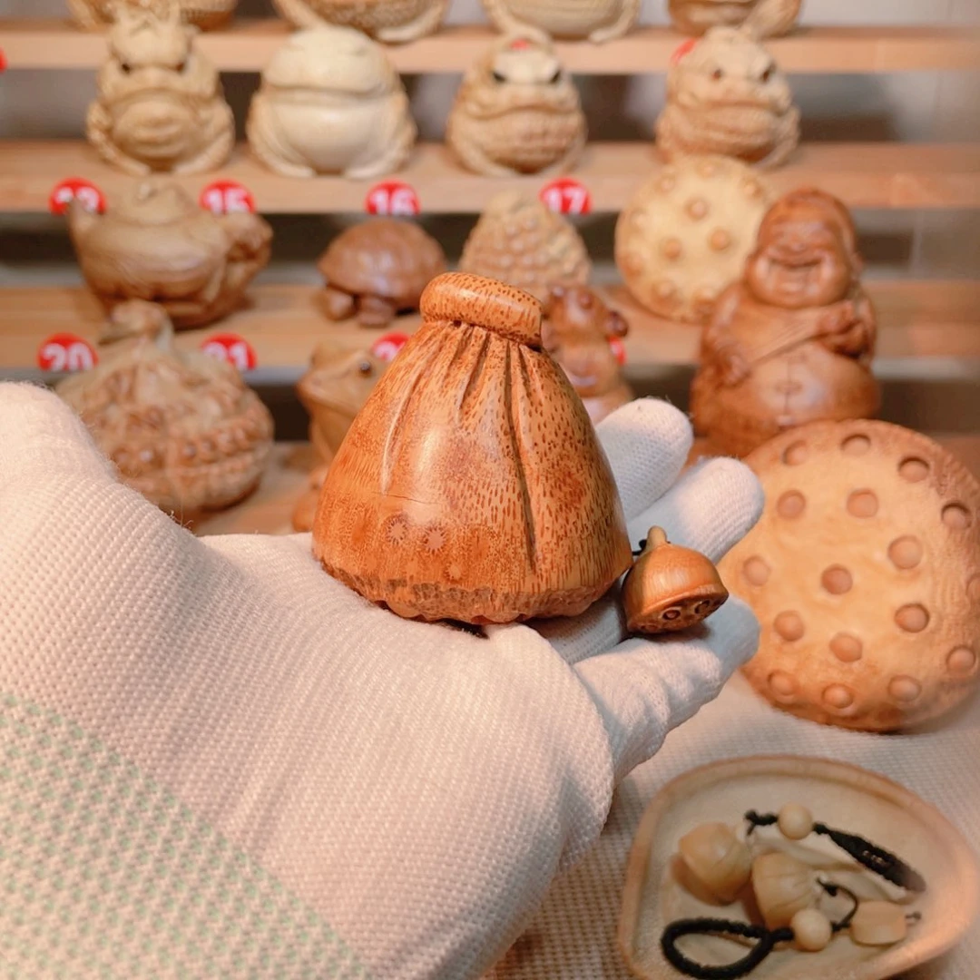 _****_竹根雕莲蓬手把件