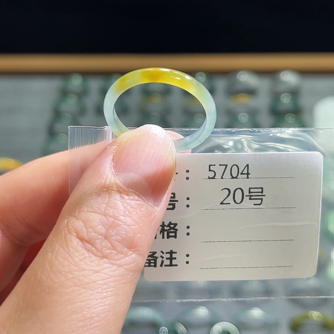 翡翠未镶嵌戒指5704。