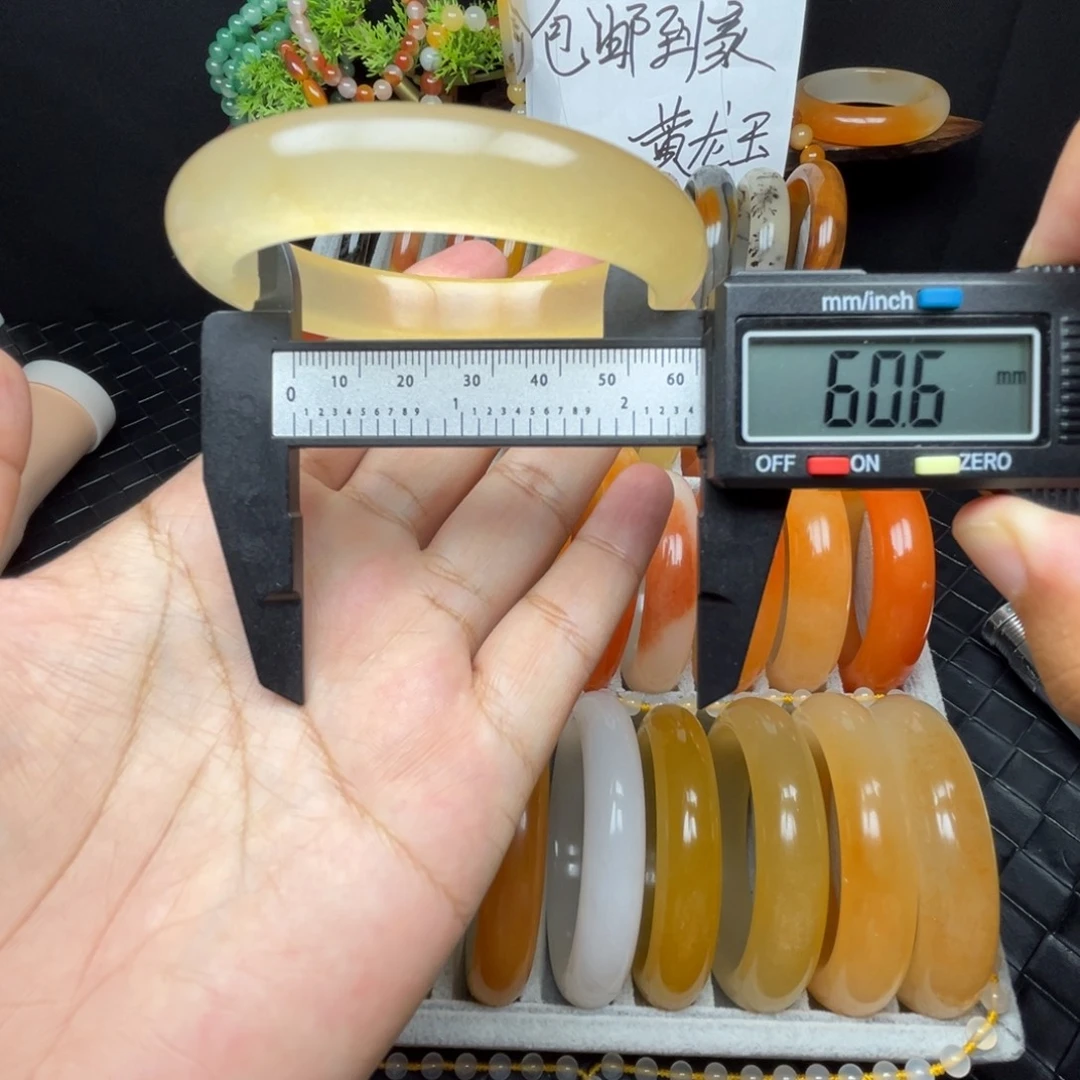 未镶嵌石英质玉（黄龙玉）手镯