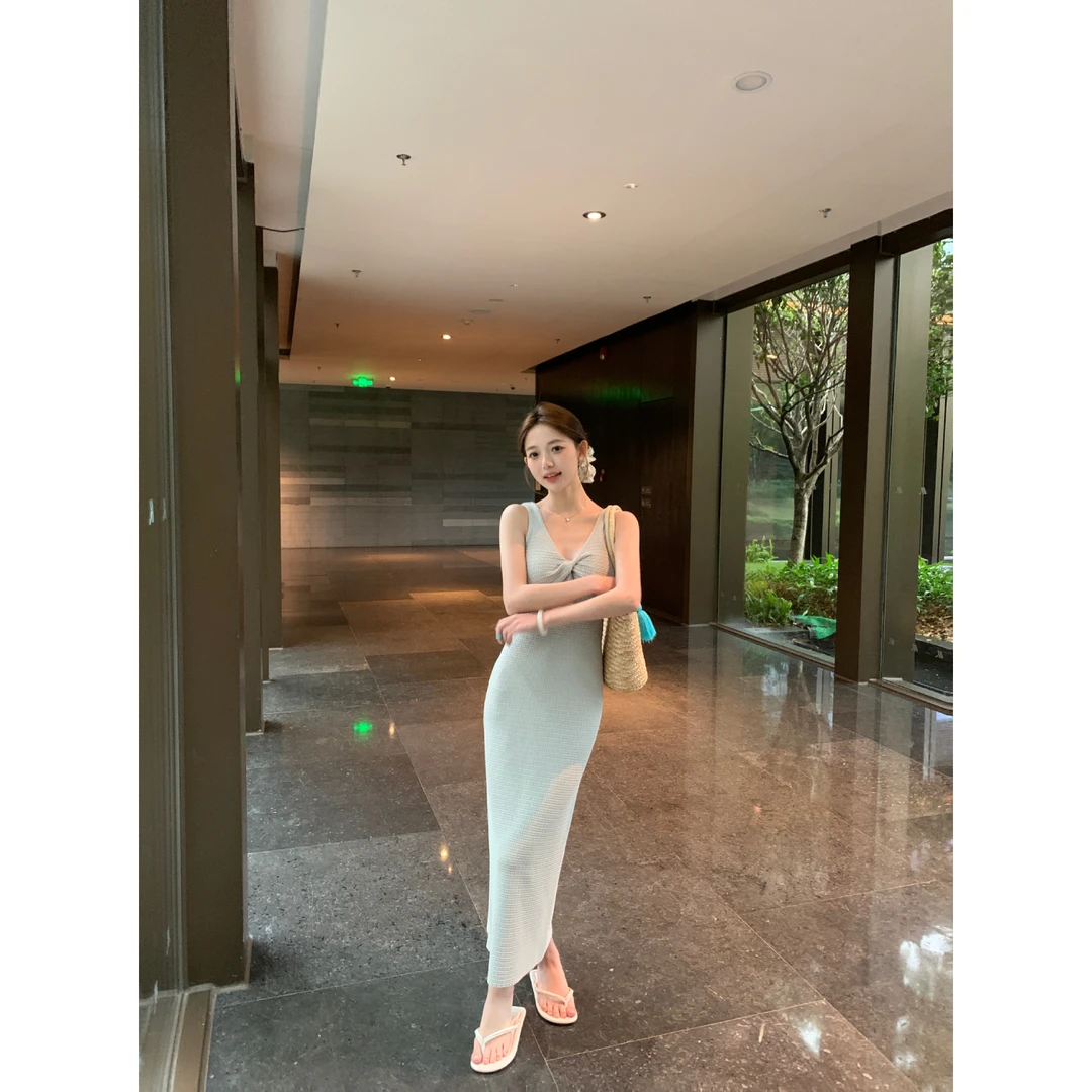 万万不熬夜【雾凇绞花】高级气质感V领针织连衣裙扭结设计收腰长裙