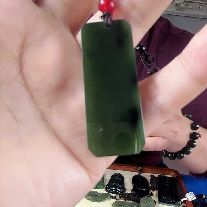 颈饰未镶嵌和田玉（碧玉）