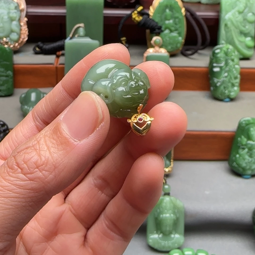 18K金镶嵌和田玉挂件