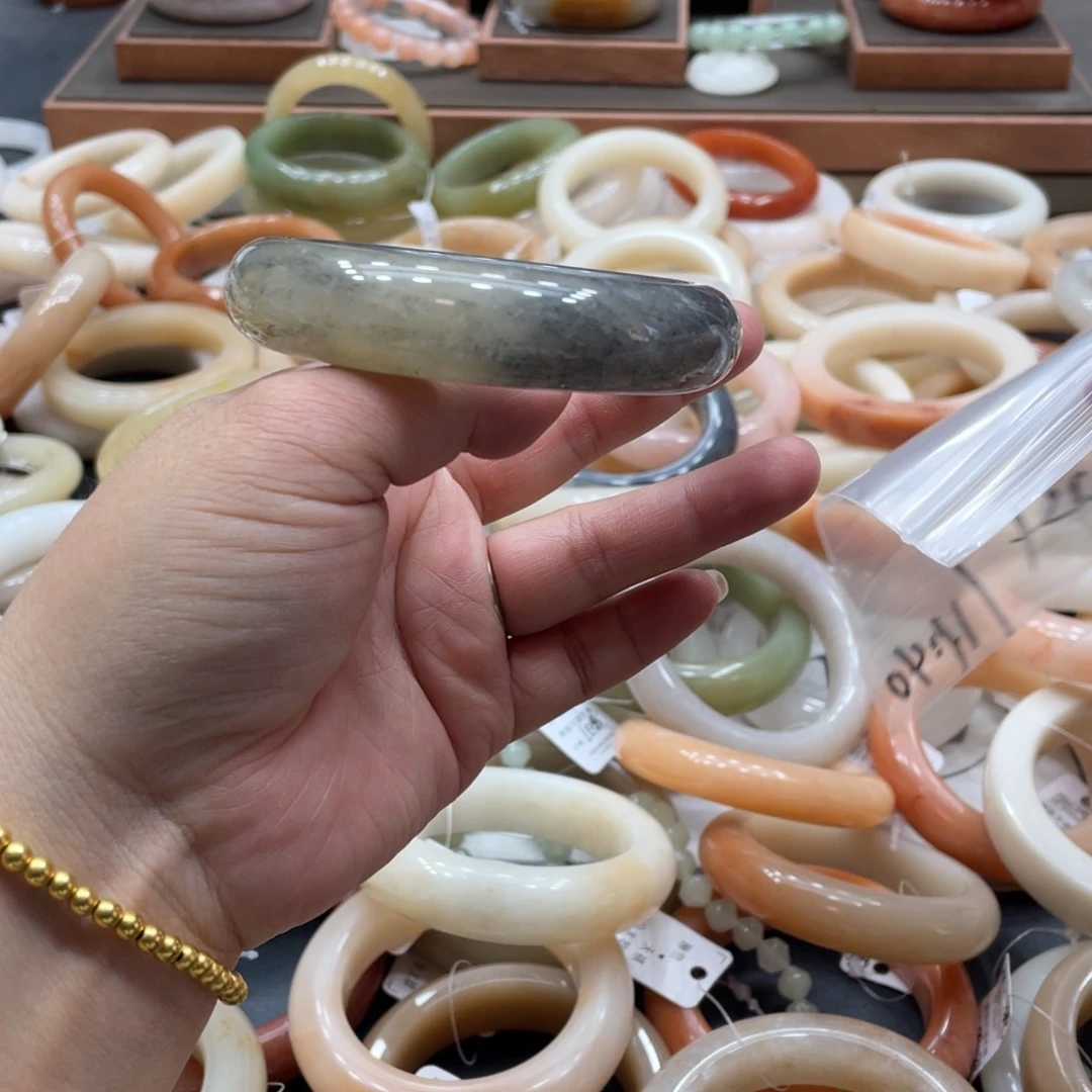 张***y未镶嵌手镯石英质玉