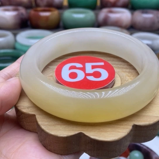 未镶嵌手镯石英质玉