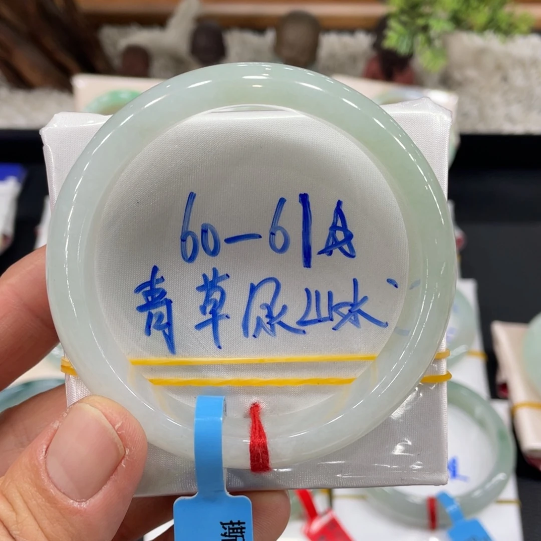 翡翠手镯未镶嵌翡翠
