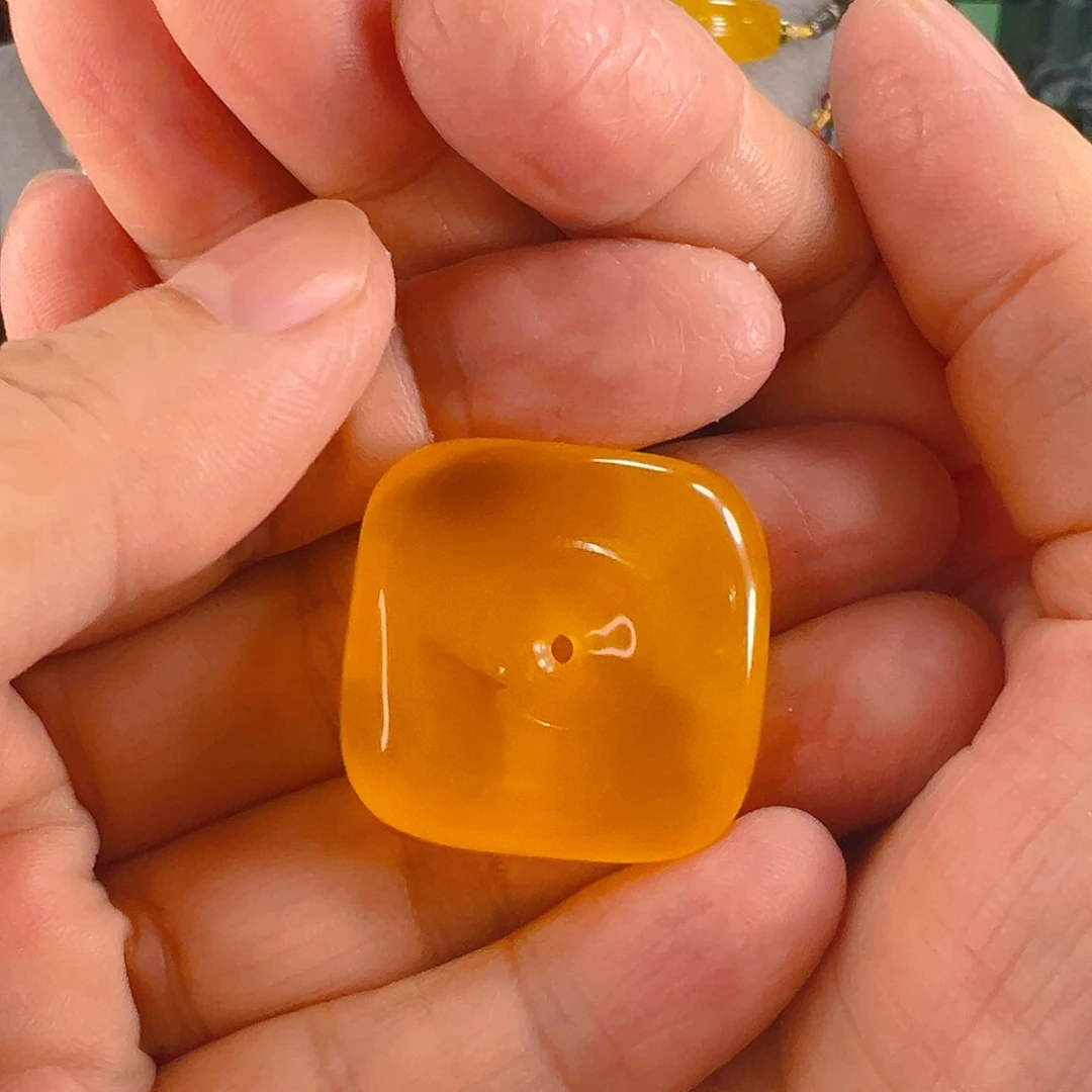 蜜蜡未镶嵌颈饰琥珀蜜蜡胶皮料鸡油红方藏扣