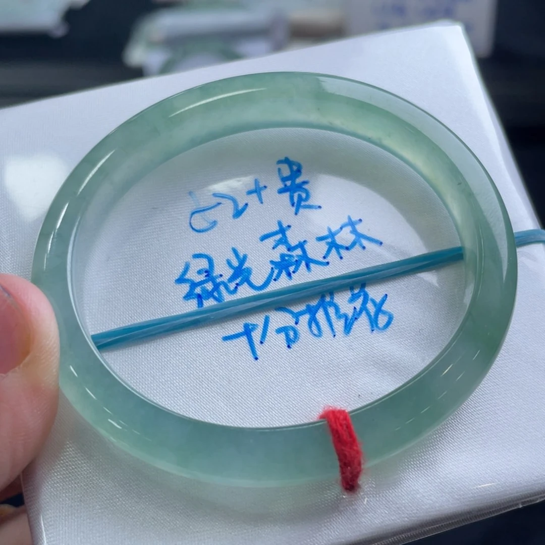 翡翠手镯未镶嵌翡翠手镯