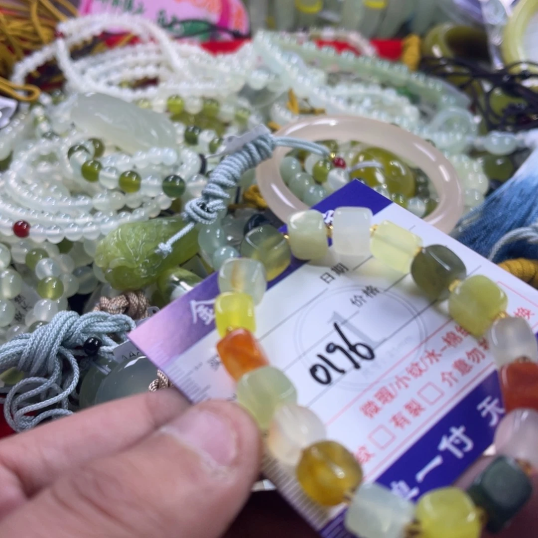 蛇纹石玉颈饰未镶嵌