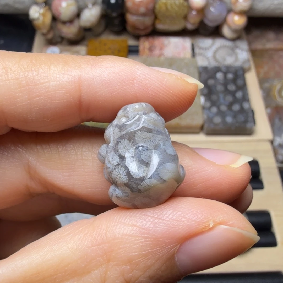 硅化玉未镶嵌挑35一个，100米3个