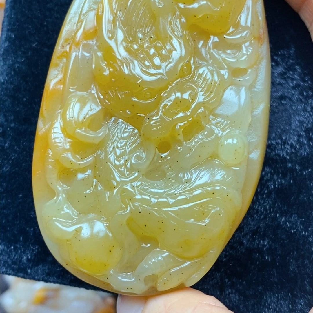 未镶嵌石英质玉（黄龙玉）颈饰