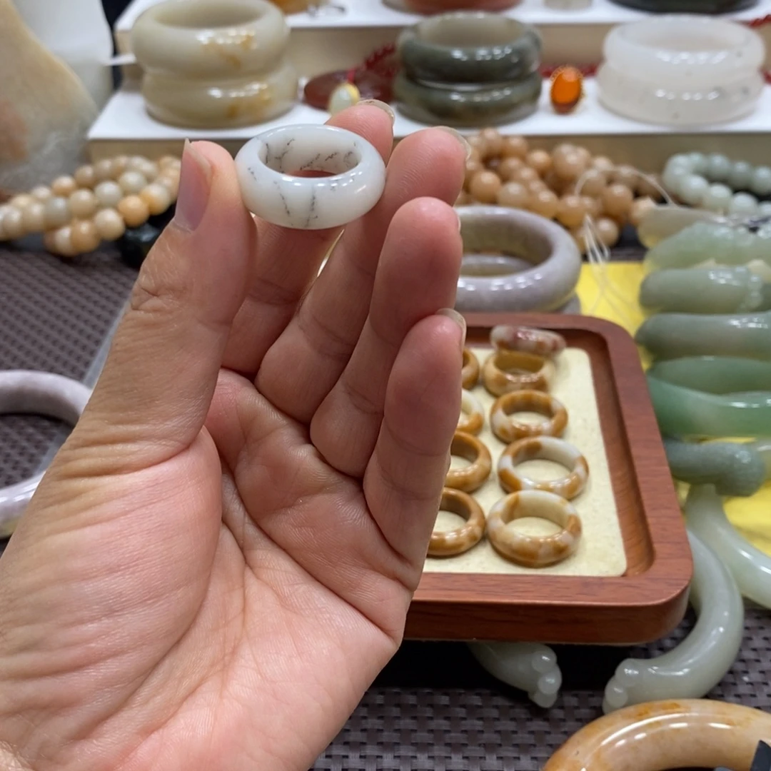 人***嫣石英岩玉未镶嵌手镯