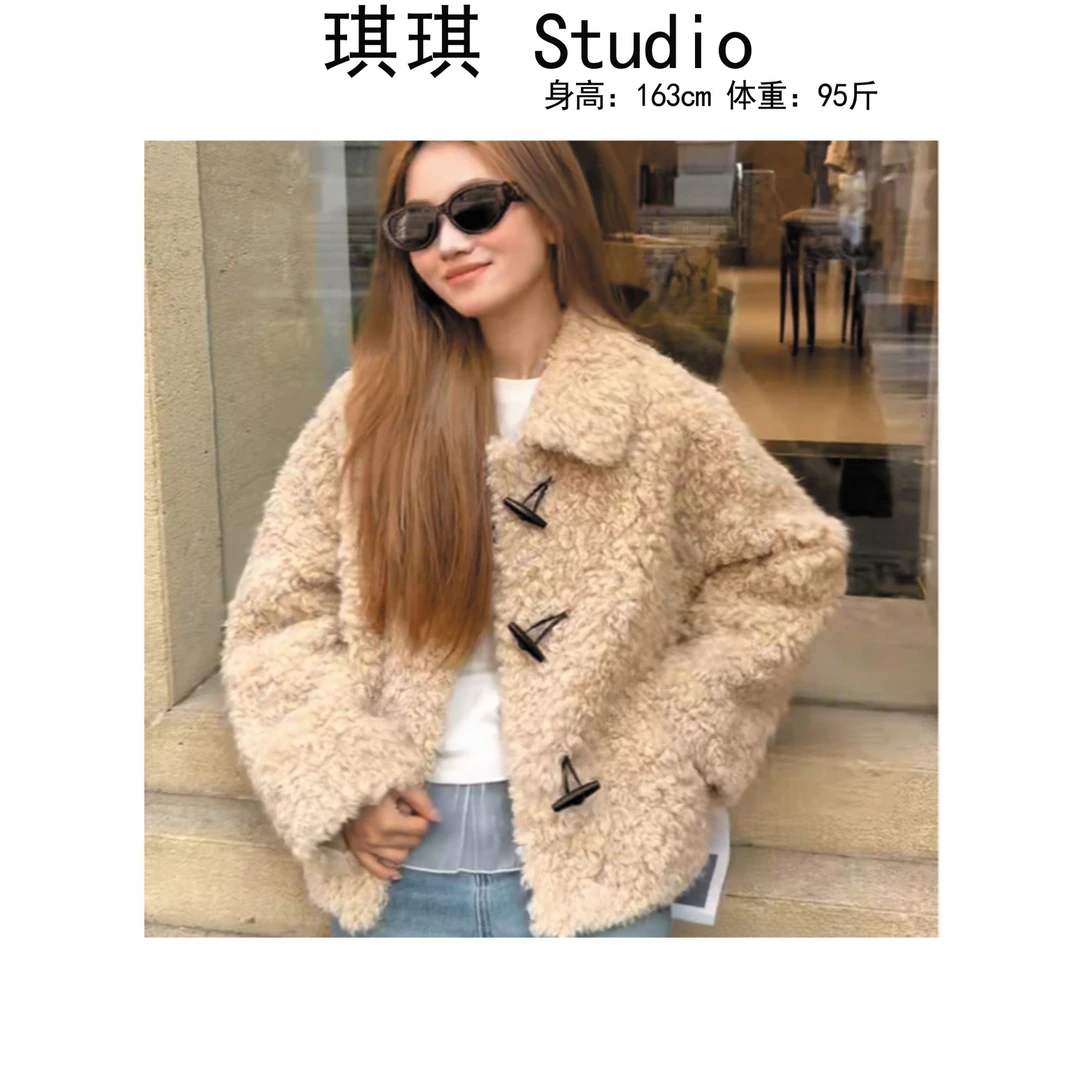 《琪琪家》冬季新款潮流气质时尚显瘦减龄翻领牛角扣毛毛外套8159-Y