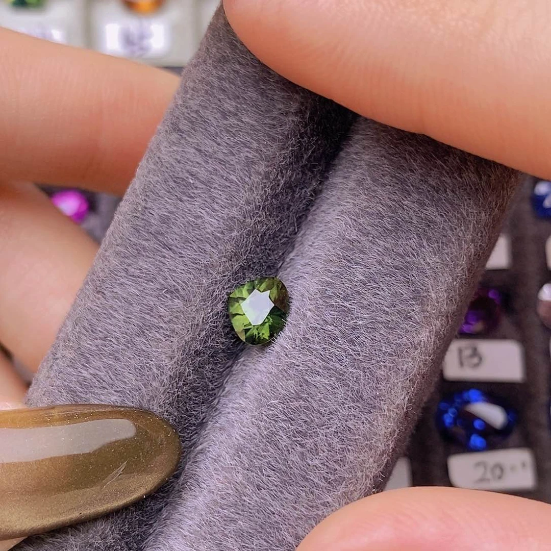 裸石蓝宝石森绿色玻璃体高级1.03ct/2755号