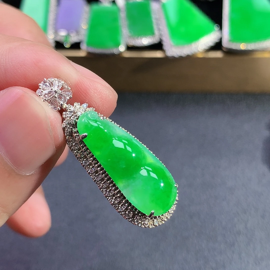翡翠18K金镶嵌颈饰