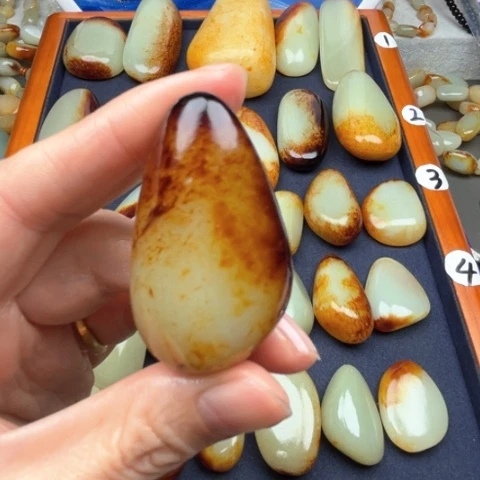 和田玉颈饰未镶嵌小*点