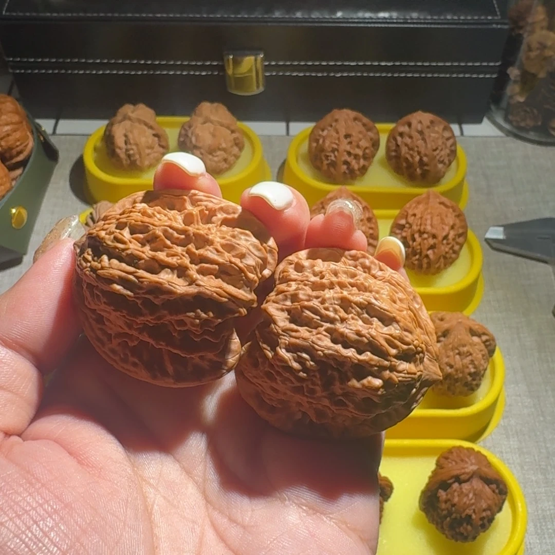 文玩核桃吊坠虎头