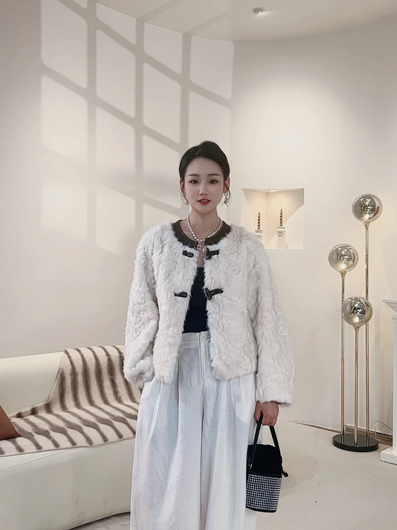 98030海宁气质通勤小湖羊时尚秋冬简约百搭轻奢休闲毛绒短款外套