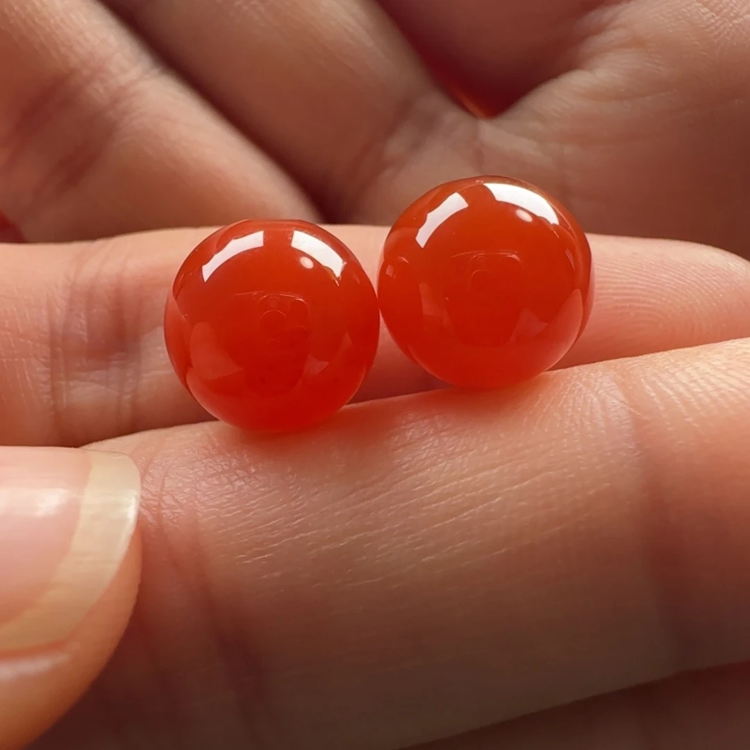 南红玛瑙未镶嵌圆对珠：10.8柿子红 偏红 胶质感好 很润 孔白文