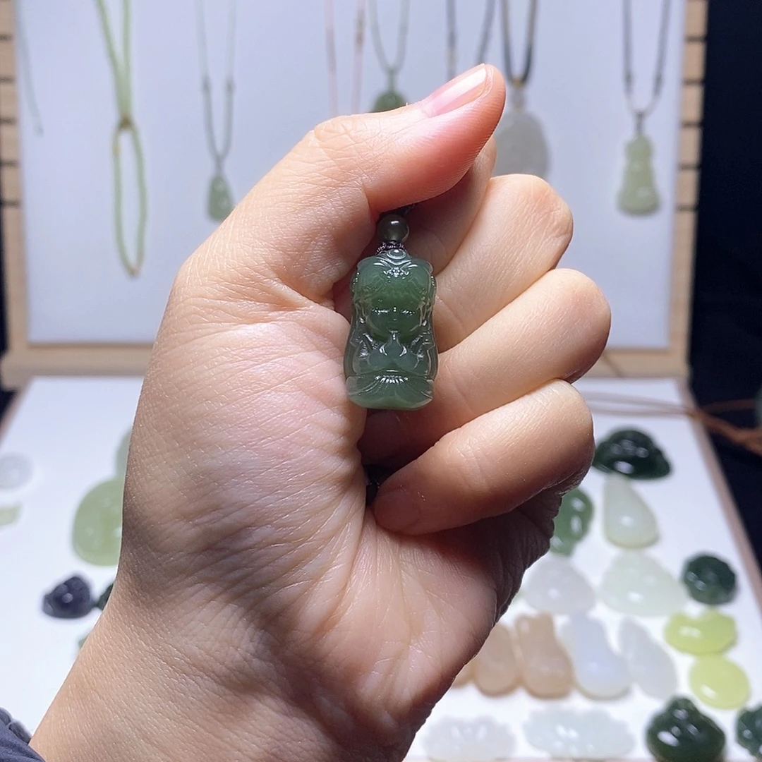 L****和田玉未镶嵌颈饰