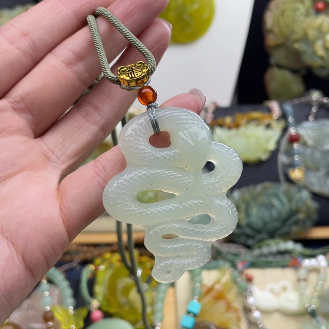 蛇纹石玉未镶嵌颈饰