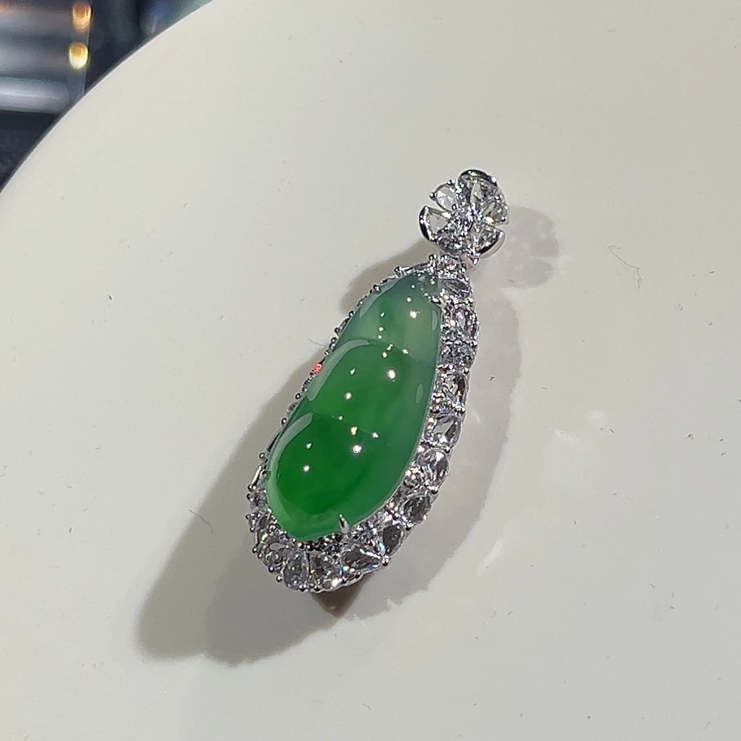 翡翠裸石013 高冰木纳金丝杨绿豪镶福豆吊坠