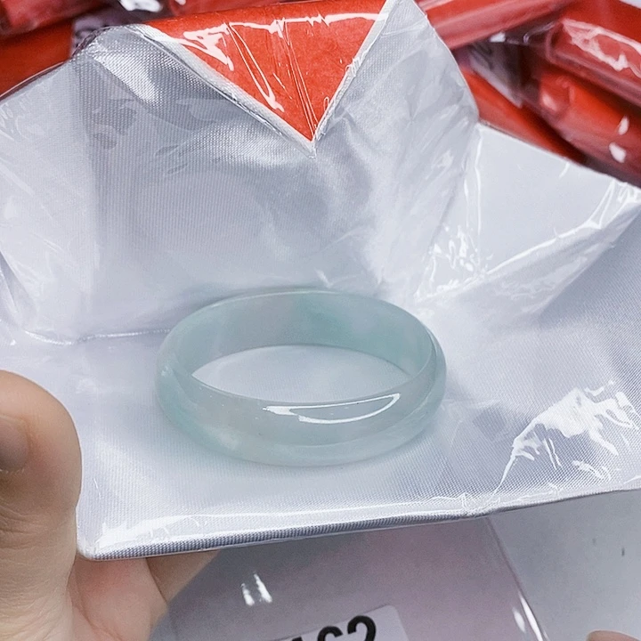 翡翠未镶嵌手镯一图一物实物为准（微瑕处理）