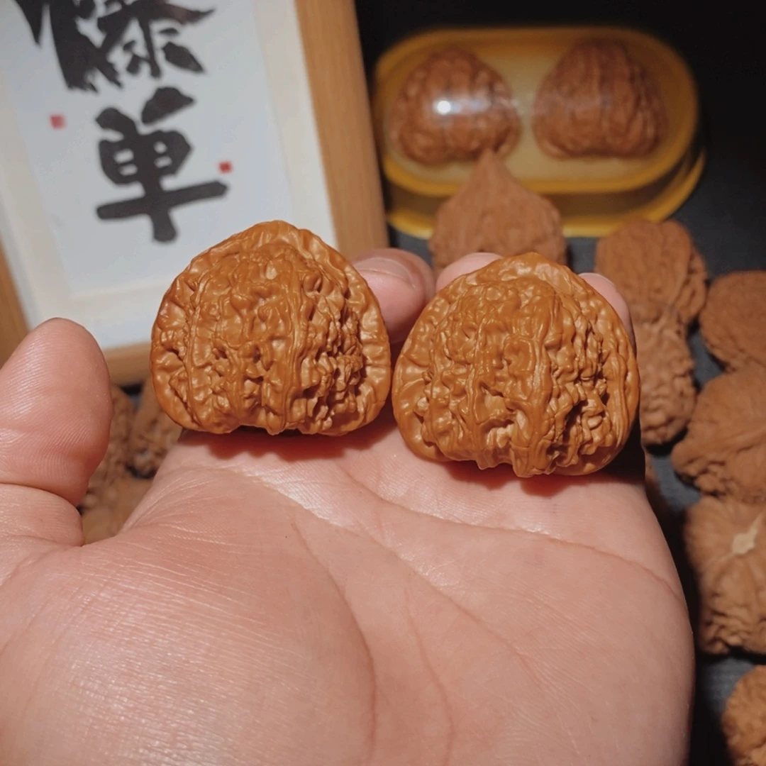 张***清文玩核桃把件38三角白