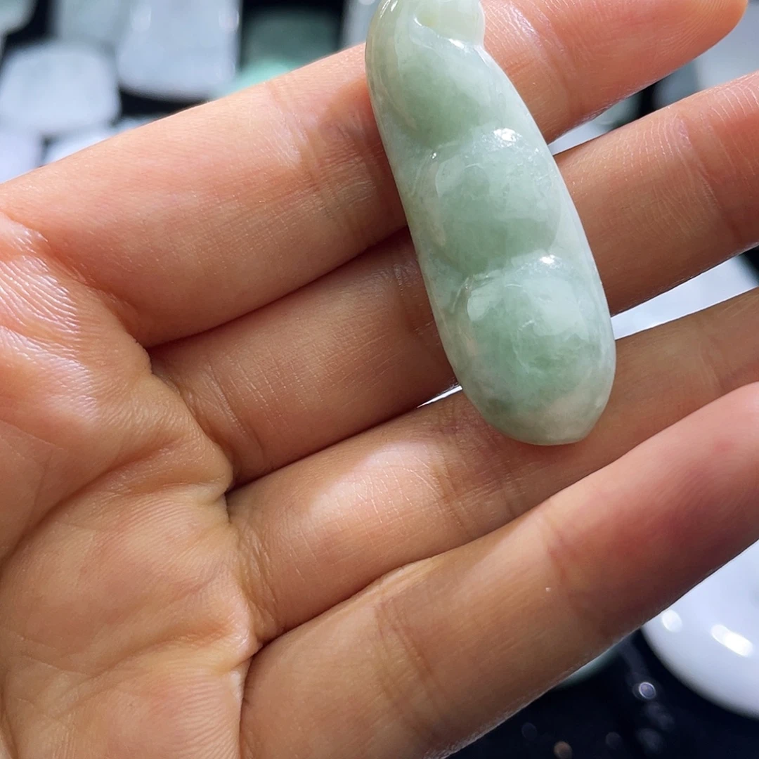 翡翠未镶嵌颈饰豆子