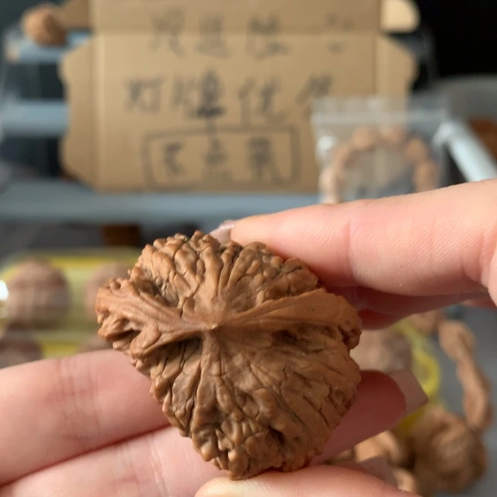 吴***密吊坠文玩核桃异形单只，有瑕疵