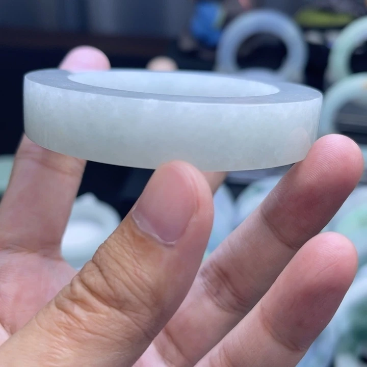 定制翡翠未镶嵌手镯