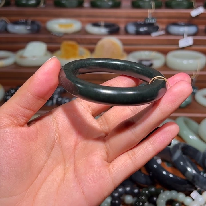和田玉（青玉）未镶嵌手镯黑青籽