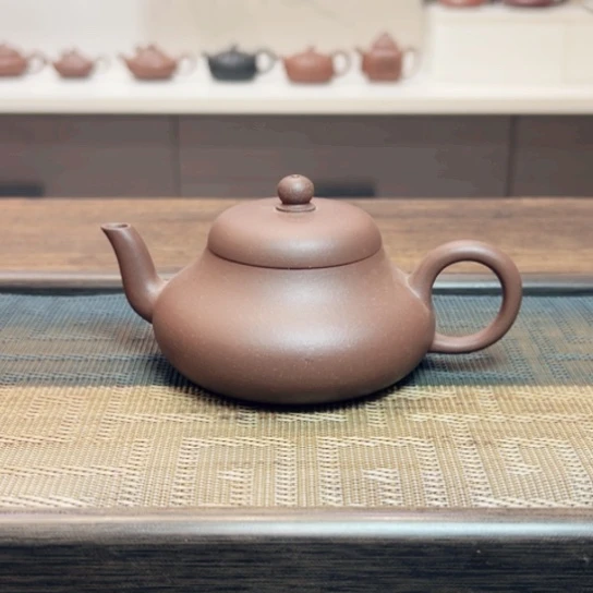 紫砂茶壶黄龙山原矿底槽清半手工瑕（160 cc）
