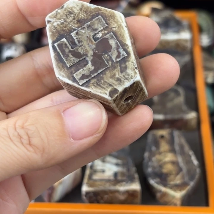 贝***赚未镶嵌颈饰玛瑙/玉髓