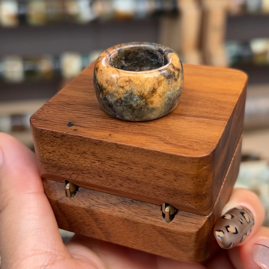 蛇纹石玉未镶嵌戒指内径17.6