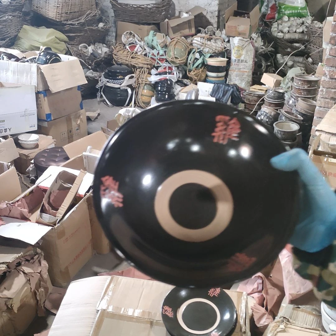 摆件盘子碗茶壶啥都有