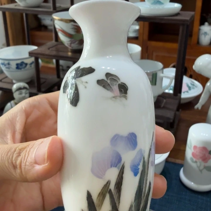 釉下手绘蝴蝶兰10.5厘米小花瓶