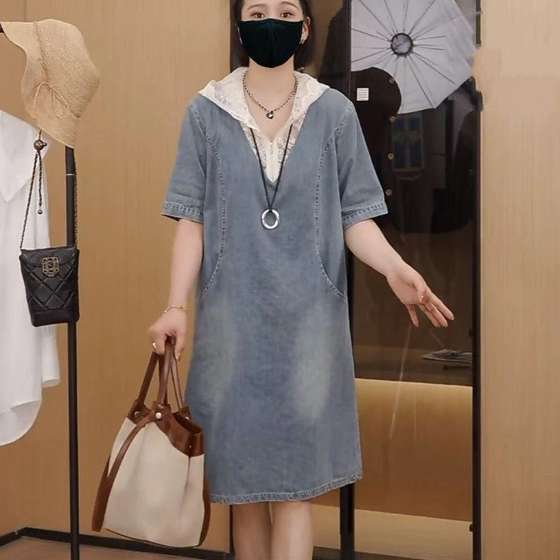 慵懒风拼接蕾丝连帽假两件牛仔连衣裙2025夏季宽松大码中长款裙子