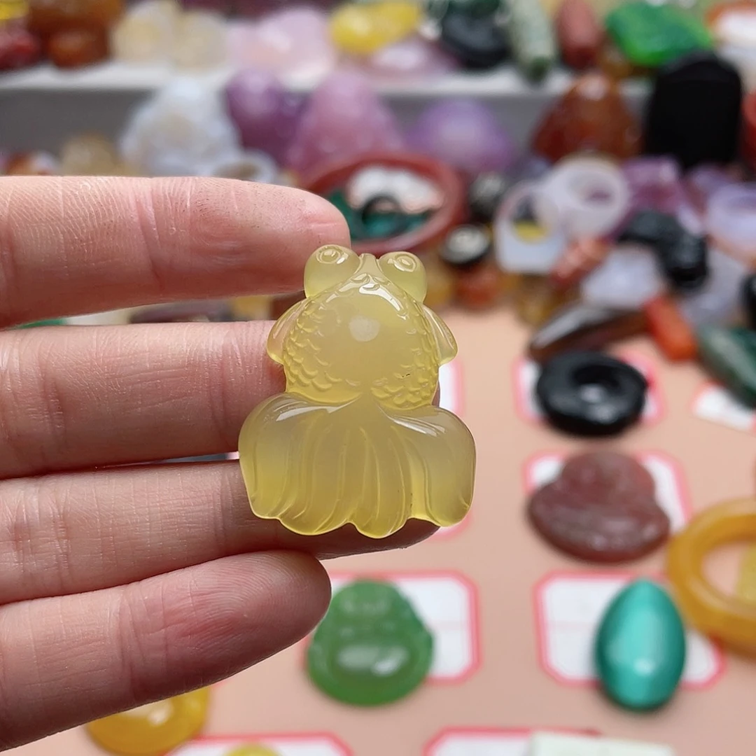 玛瑙/玉髓颈饰合金小**鱼