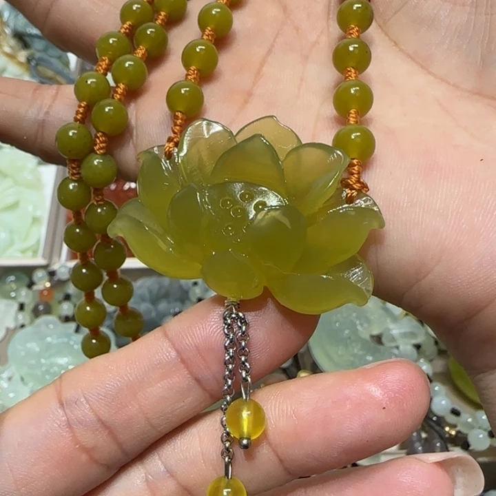 蛇纹石玉吊坠合金