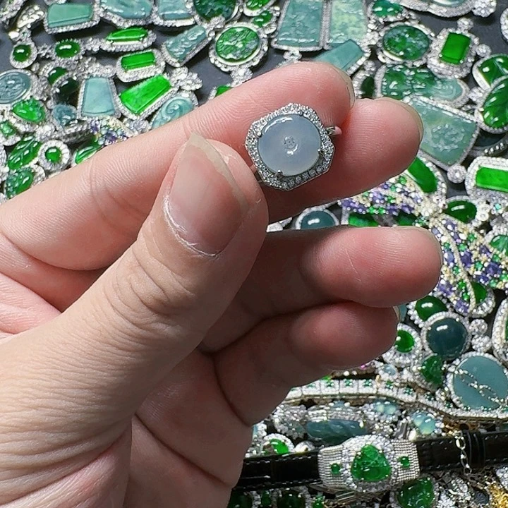 翡翠颈饰未镶嵌天然A货翡翠放漏