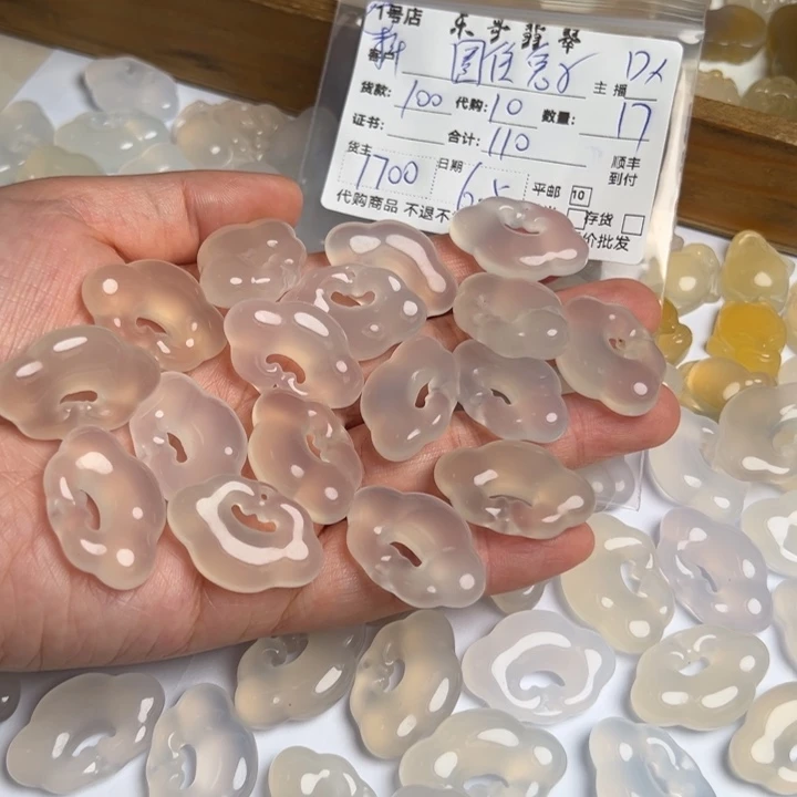 翡翠未镶嵌颈饰?***子